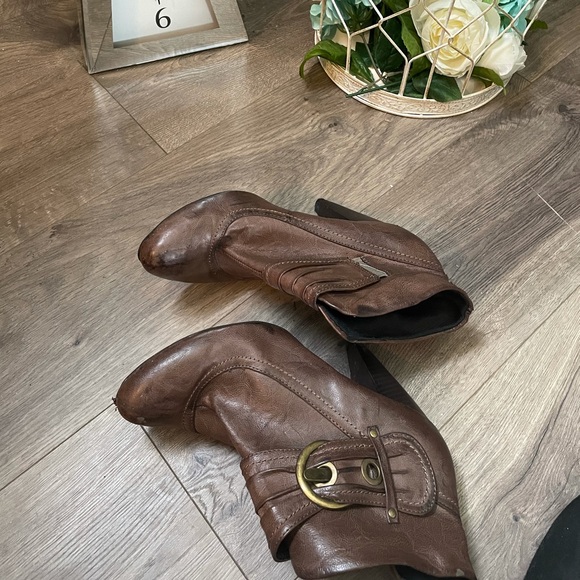 Cute high heeled booties - Picture 2 of 3